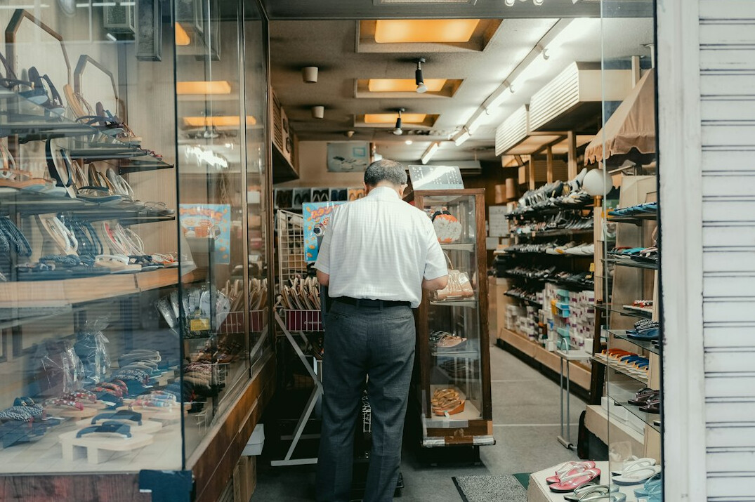 store detective monitoring shoppers